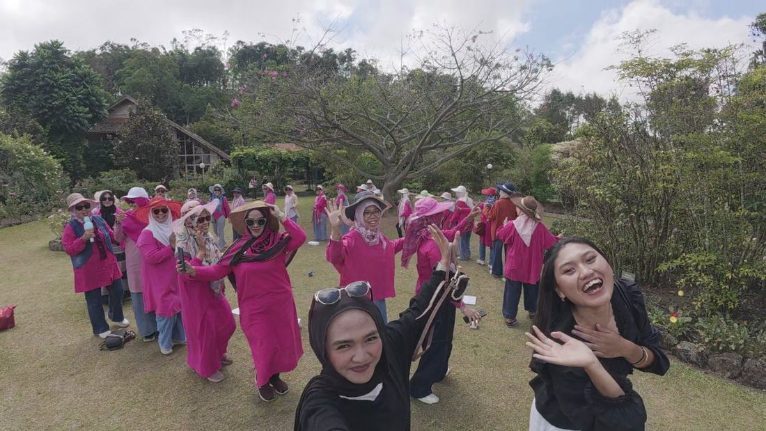 Rombongan ibu-ibu berseragam pink di Kebun Mawar Situhapa