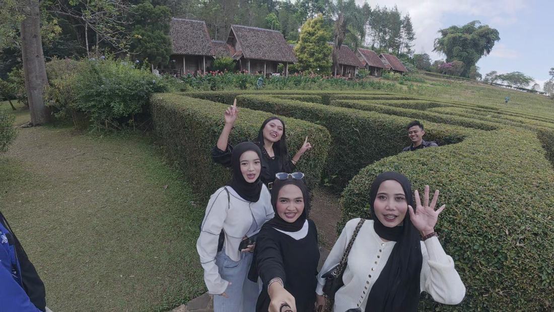 Labirin dan bungalow Kebun Mawar Situhapa