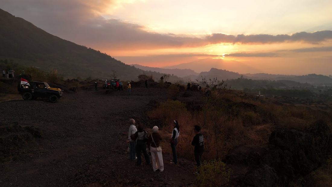 Sunrise di Savana Guntur dengan jeep dan tamu
