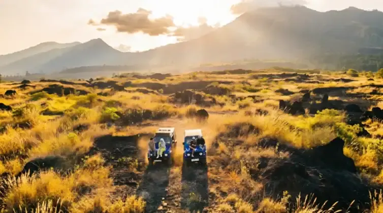 Dua jeep di savana Gunung Guntur saat matahari terbit