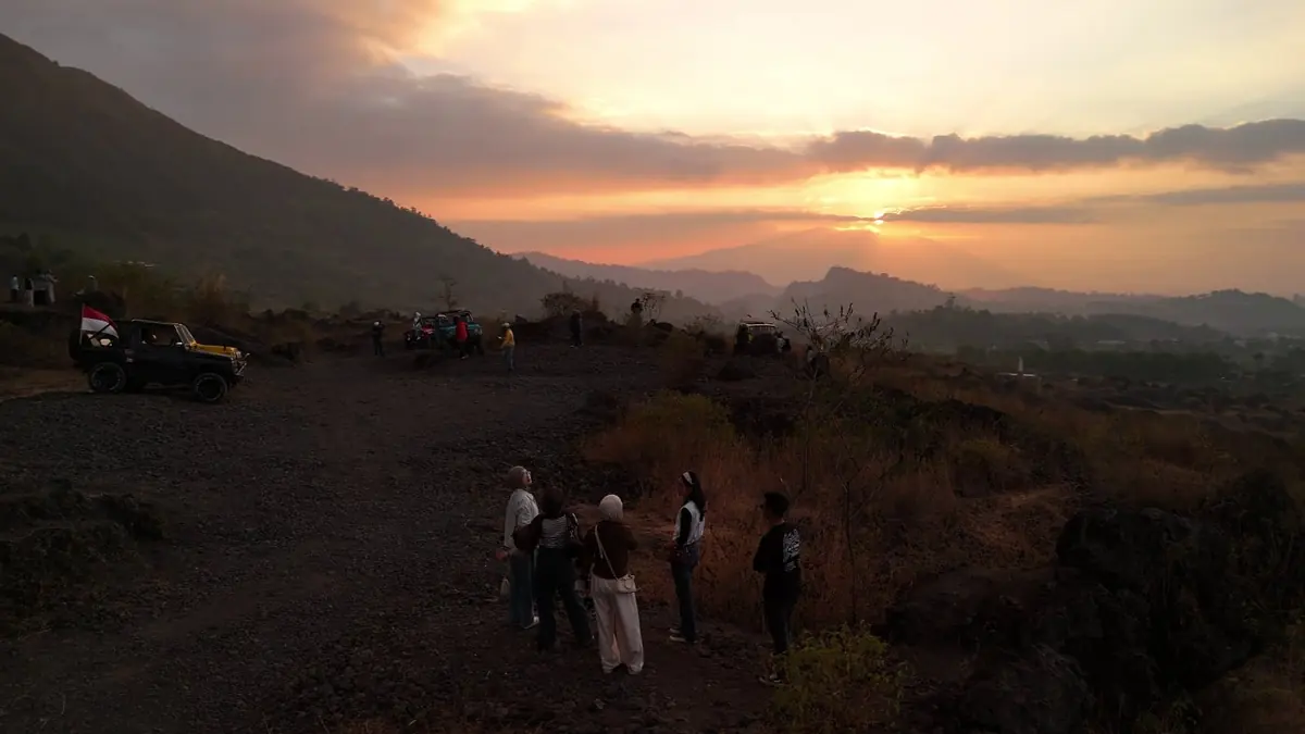 Sunrise di savana Gunung Guntur dengan jeep dan tamu
