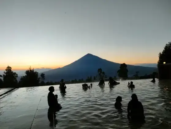 Kolam air hangat Tepas Papandayan berlatar Gunung Cikuray