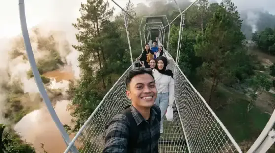 Jembatan gantung di atas uap kawah De Crater Kamojang