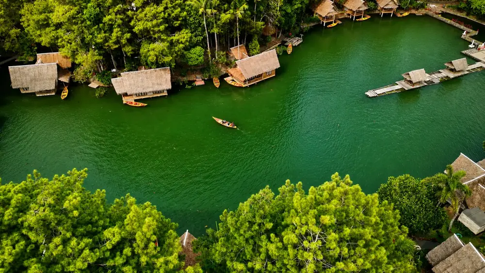 Bungalow di atas danau Kampung Sampireun