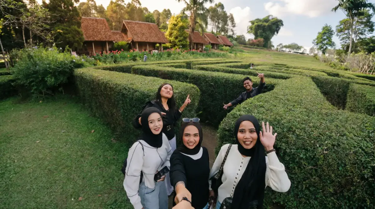 Labirin dan bungalow Kebun Mawar Situhapa